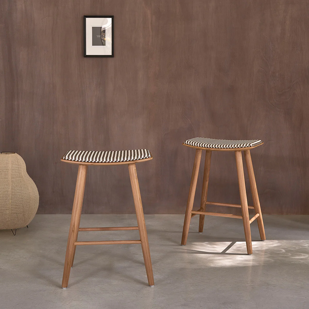 Lot de 2 tabourets de bar en teck massif et assise à rayures 65 cm