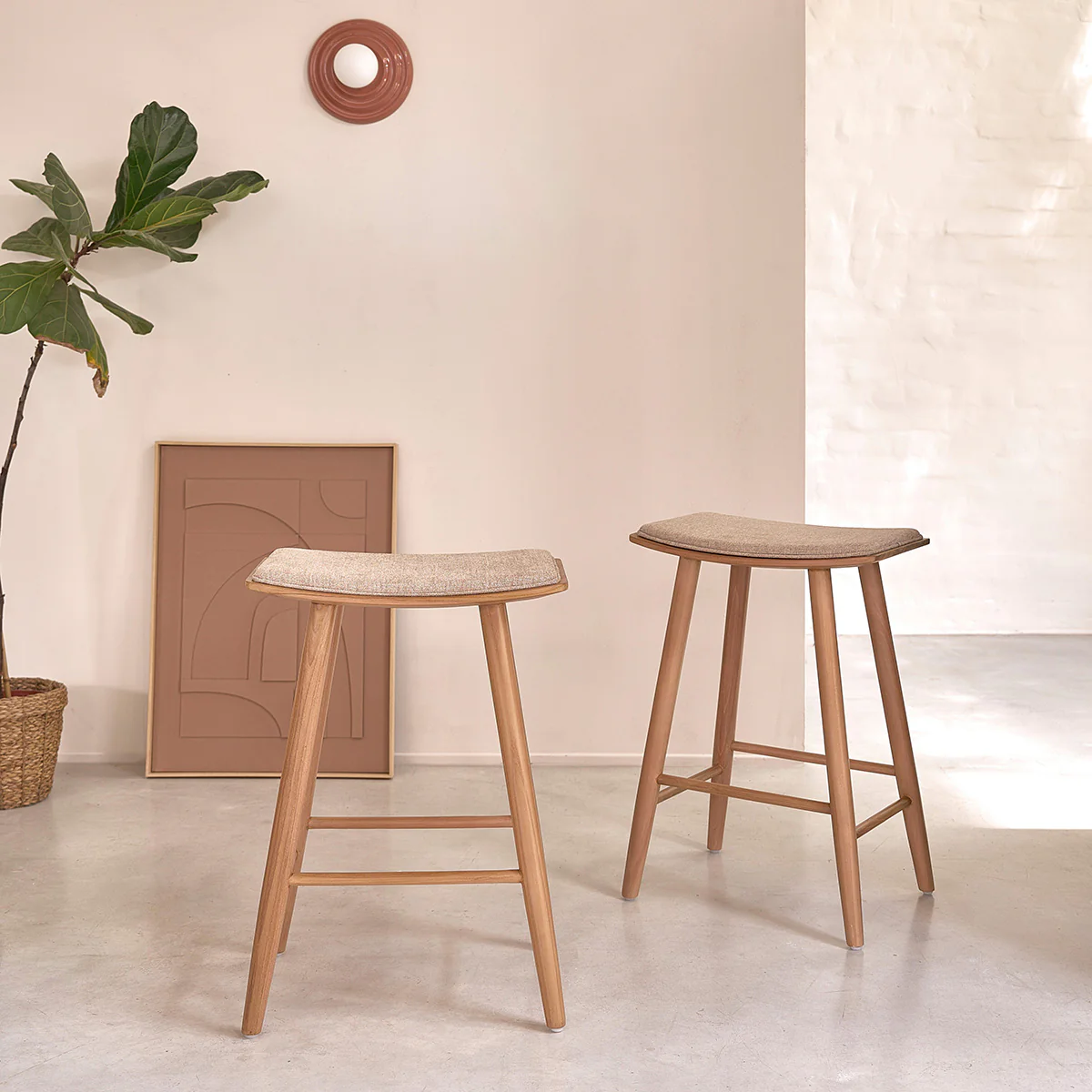 Lot de 2 tabourets de bar en teck massif et velours grège 65 cm
