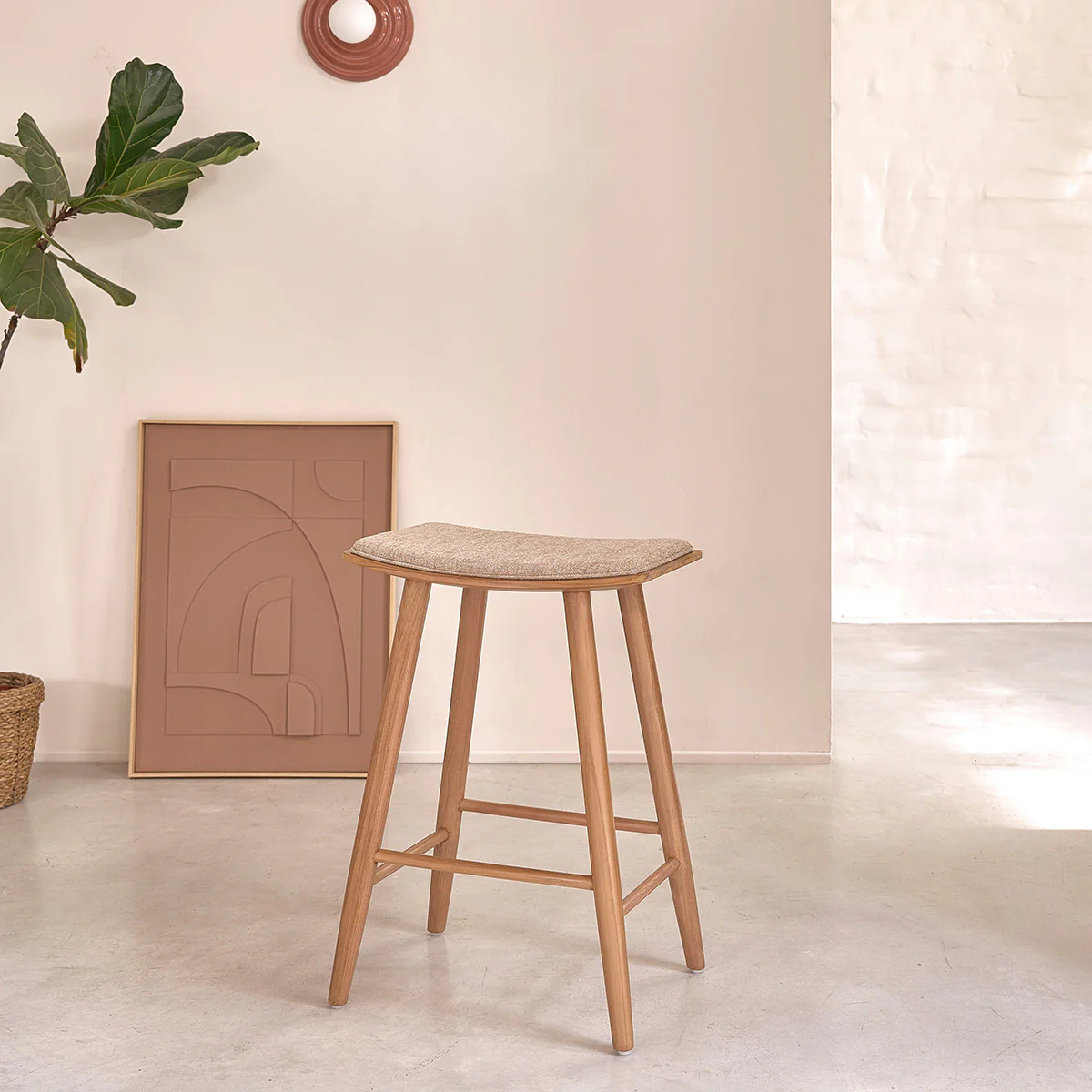 Lot de 2 tabourets de bar en teck massif et velours grège 65 cm - Image 4