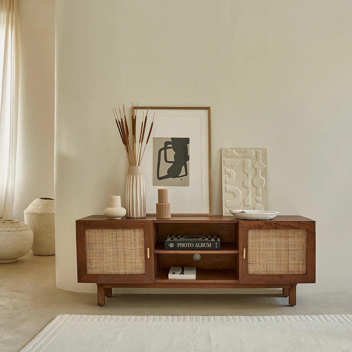 Meuble TV en manguier massif finition noyer et cannage 140 cm