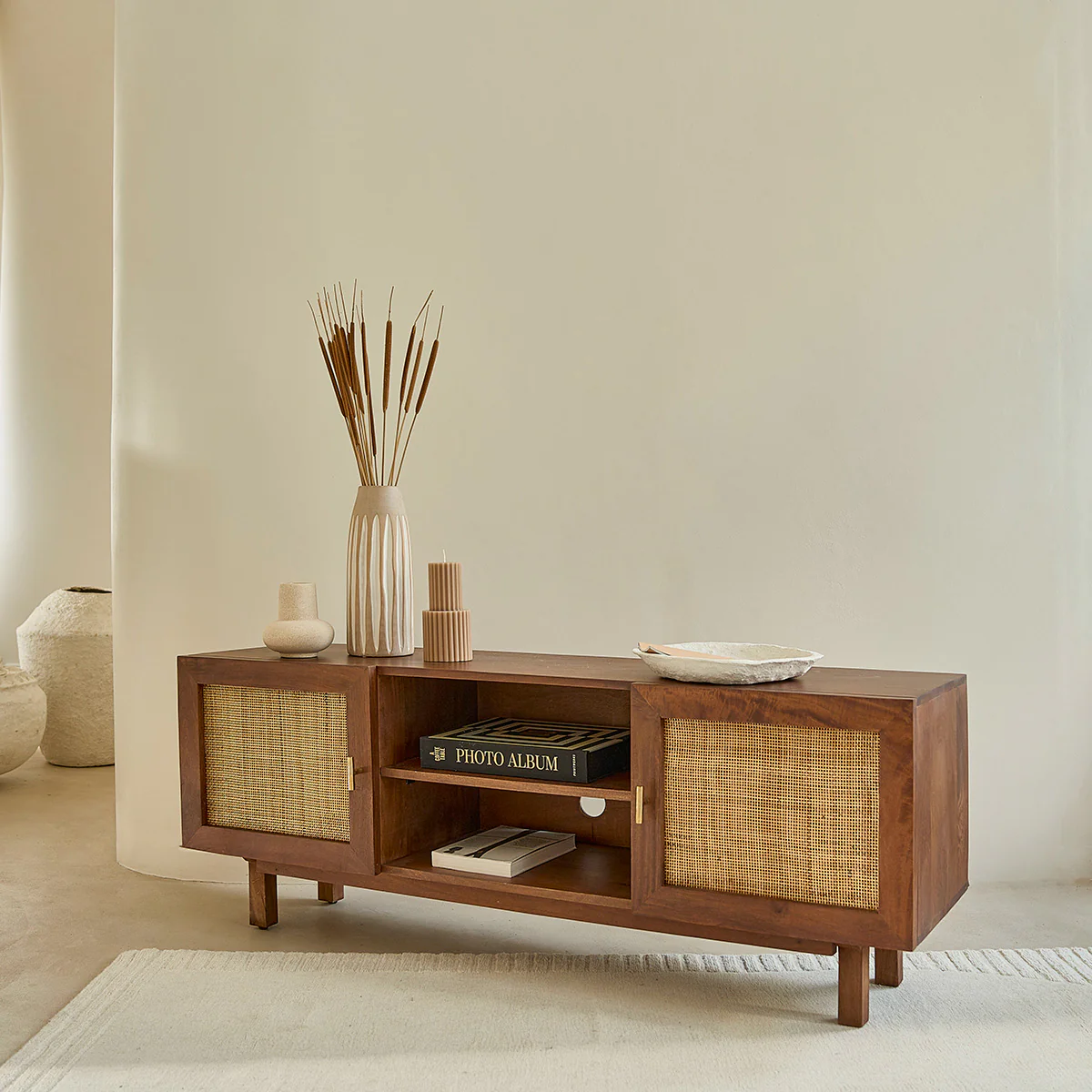 Meuble TV en manguier massif finition noyer et cannage 140 cm - Image 3