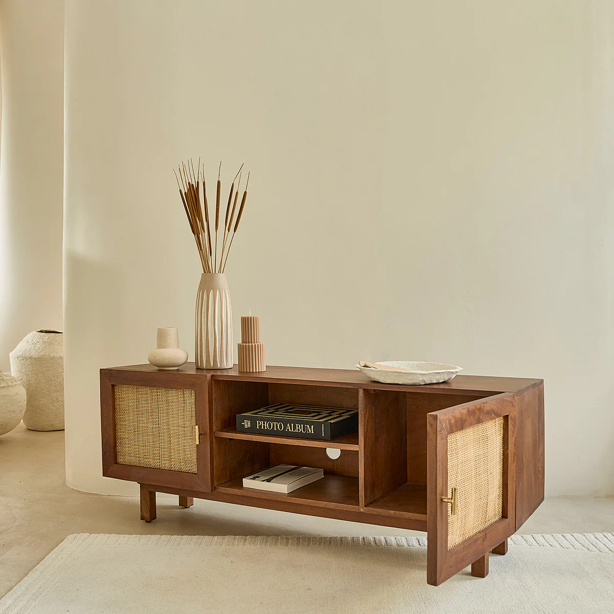 Meuble TV en manguier massif finition noyer et cannage 140 cm - Image 4