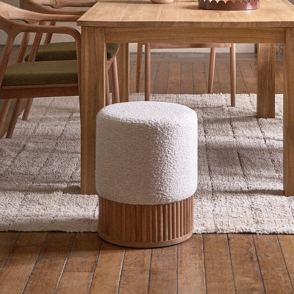Pouf en teck massif et tissu bouclette blanc Ø38 cm - Image 3