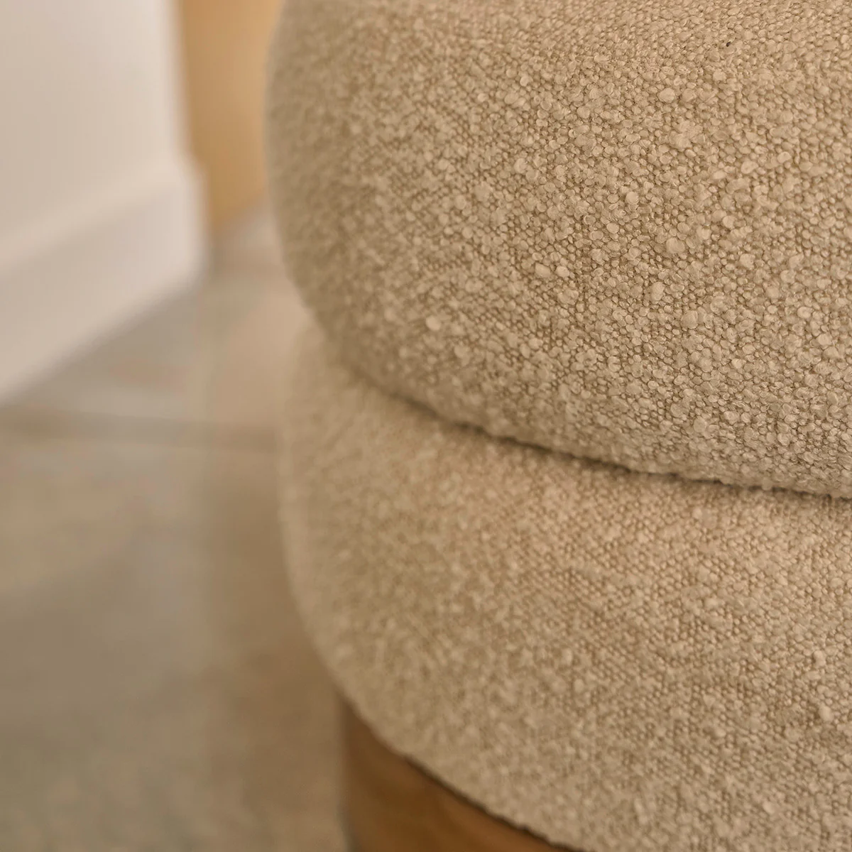 Pouf en teck massif et tissu bouclette blanc Ø55 cm - Image 4