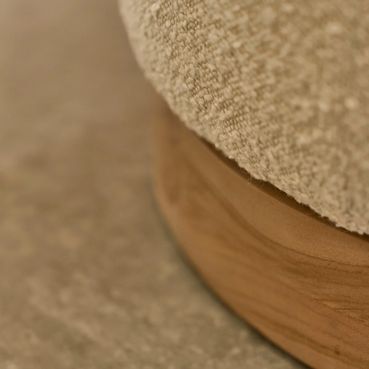 Pouf en teck massif et tissu bouclette blanc Ø55 cm - Image 5