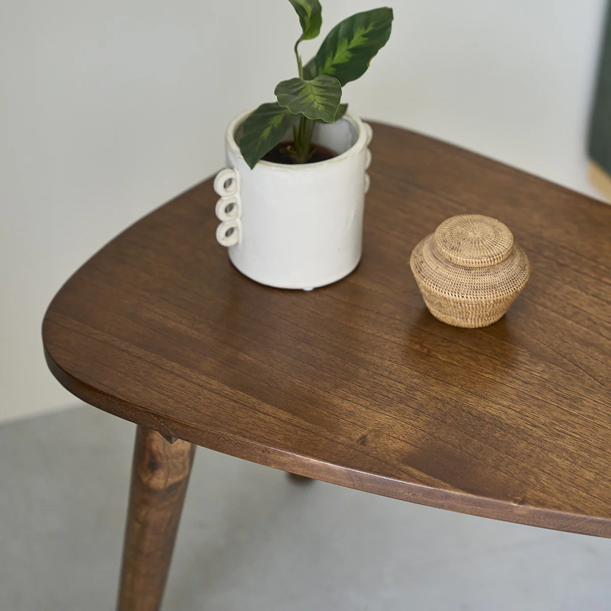 Table basse en mindi massif finition noyer 62 cm - Image 3