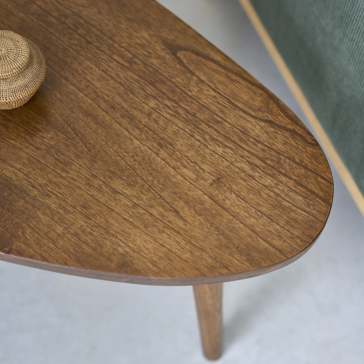 Table basse en mindi massif finition noyer 62 cm - Image 4