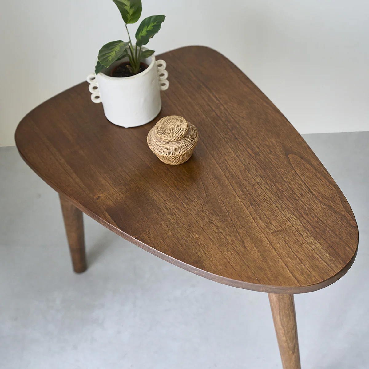 Table basse en mindi massif finition noyer 62 cm - Image 5