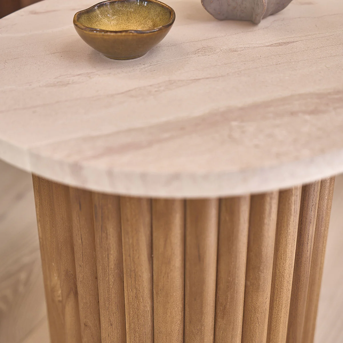 Table d'appoint en teck massif et marbre ronde - Image 3