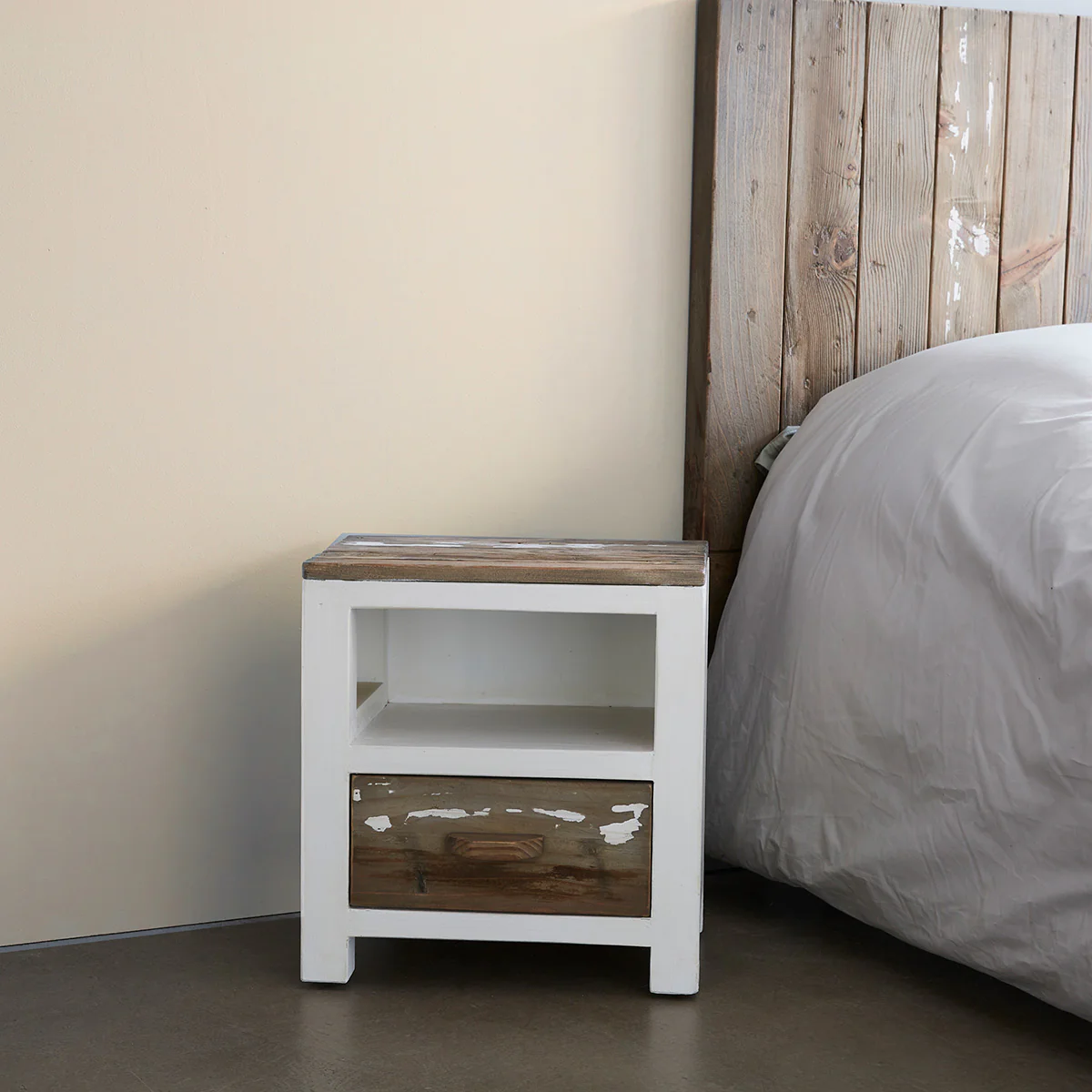 Table de chevet en bois recyclé massif 45 cm - Image 3