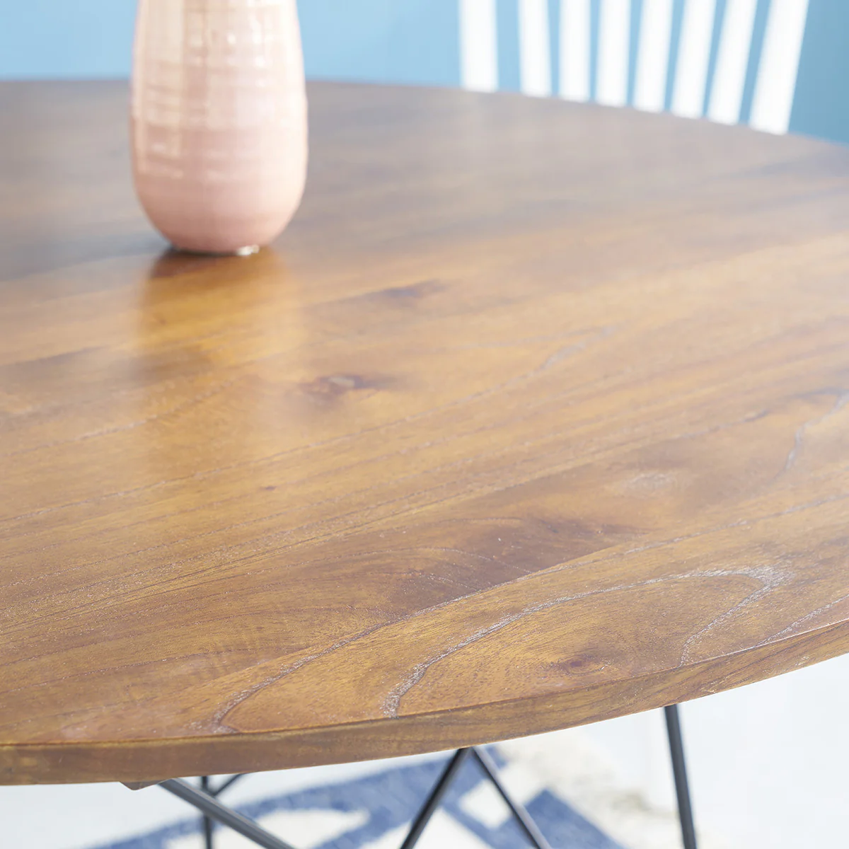 Table en mindi massif finition noyer 4 pers. - Image 4