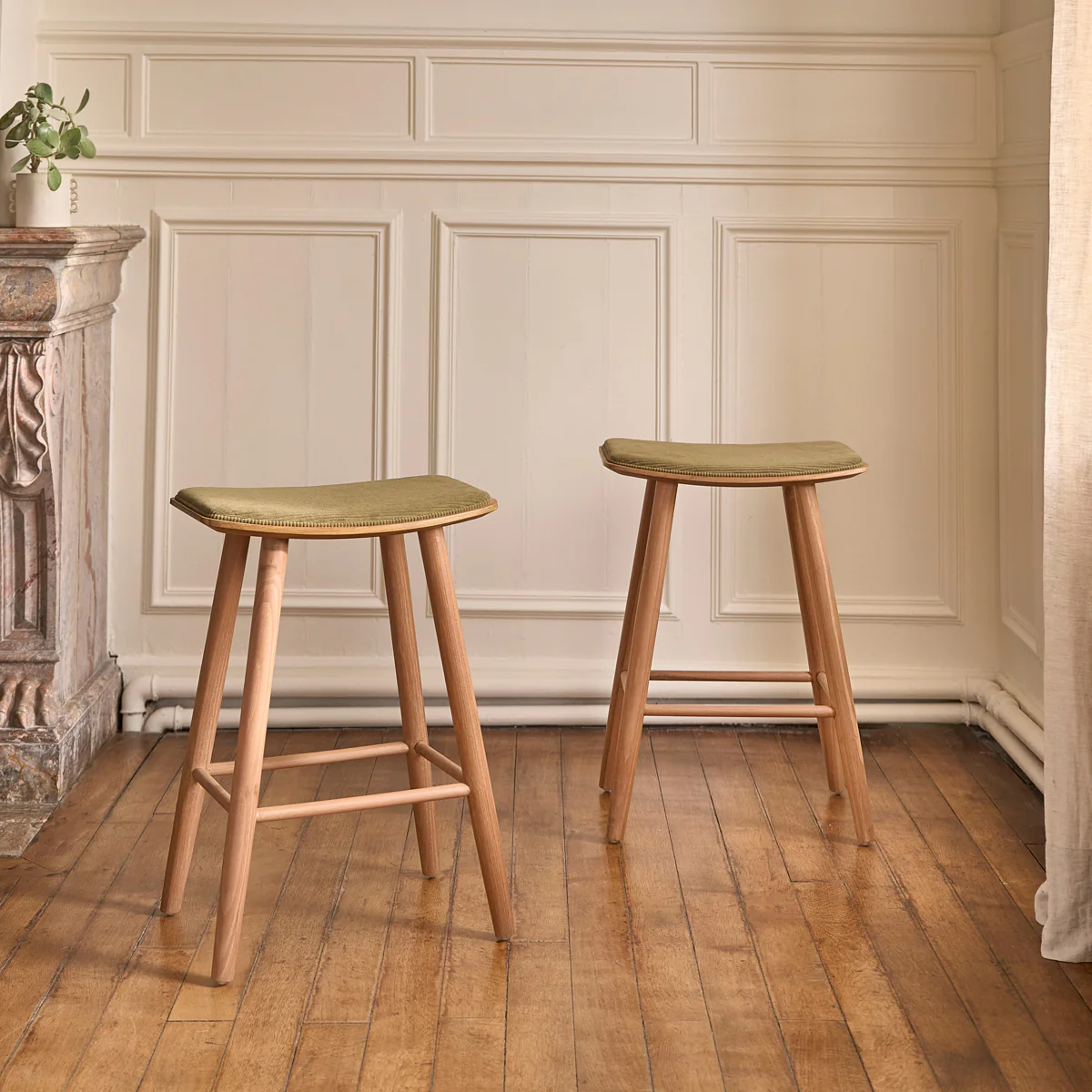 Tabouret de bar en teck massif assise velours cotelé 65 cm - Image 4