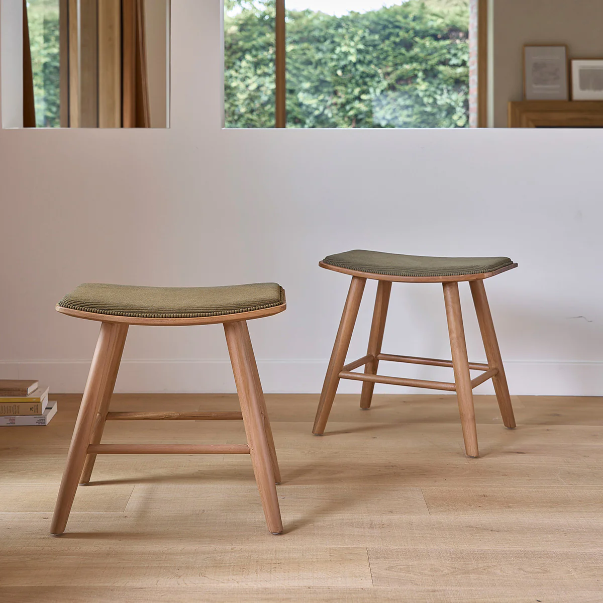 Lot de 2 tabourets de bar en bois de teck assise velours côtelé 45 cm