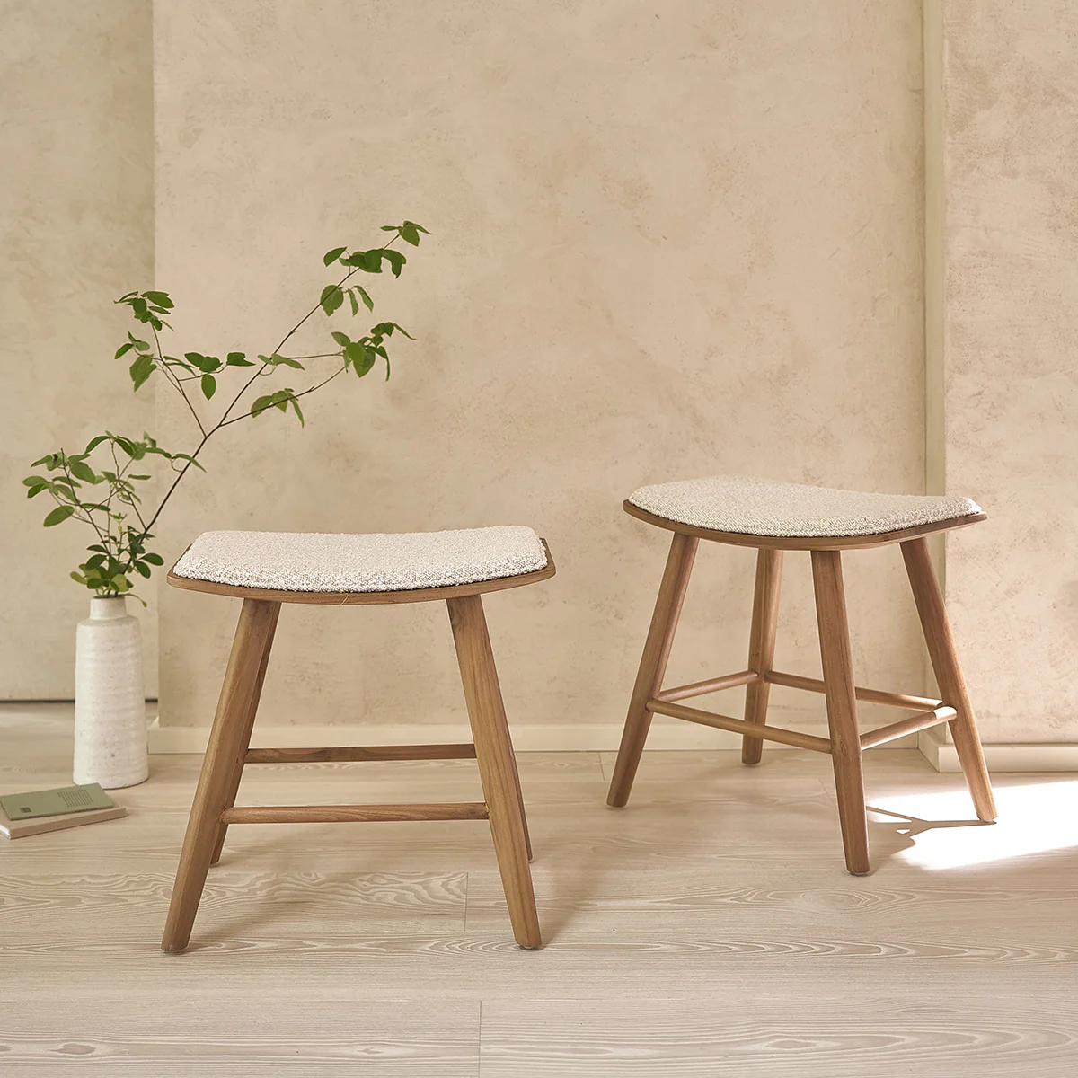 Lot de 2 tabourets de bar en teck massif et tissu bouclette 45 cm