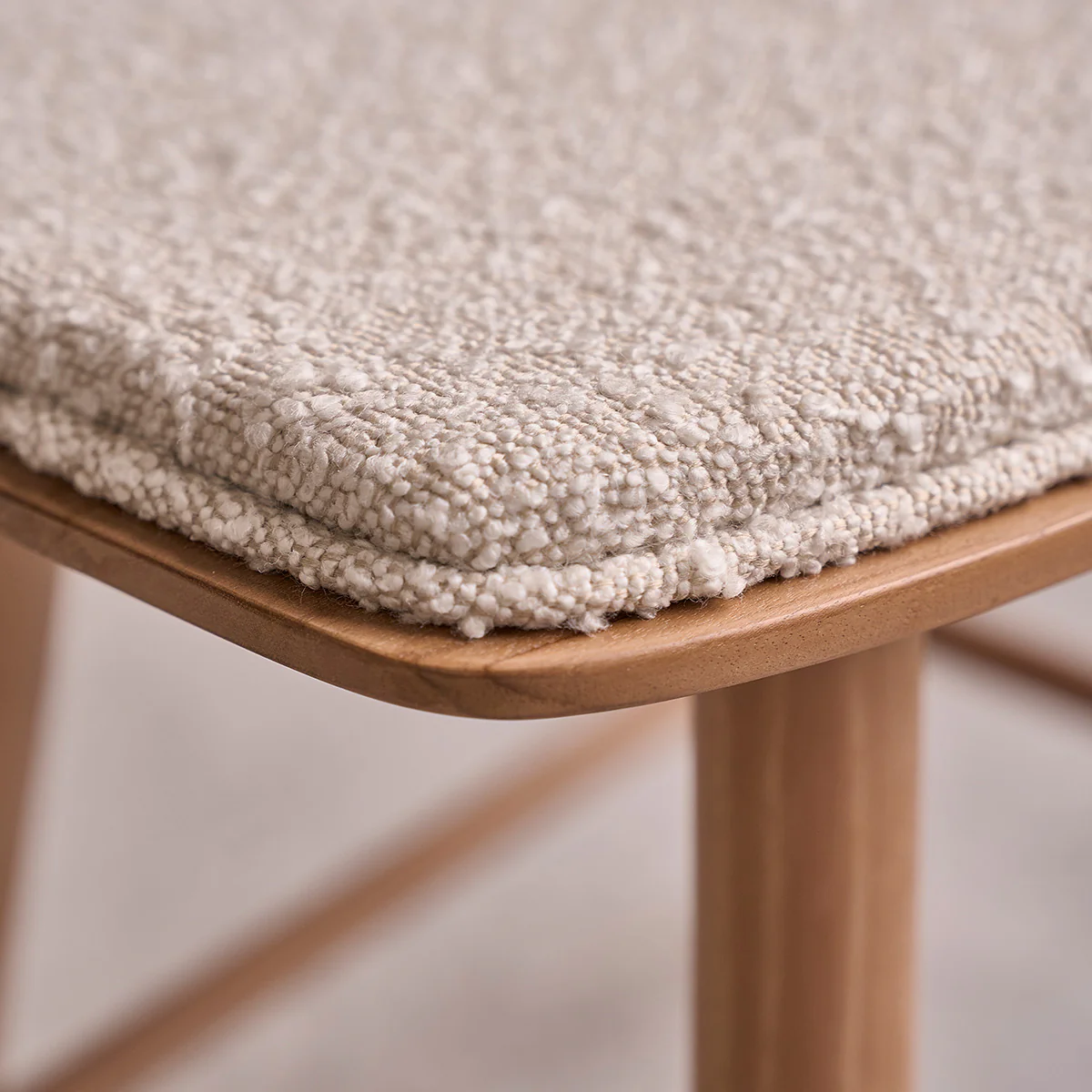 Lot de 2 tabourets de bar en teck massif et tissu bouclette 45 cm - Image 6